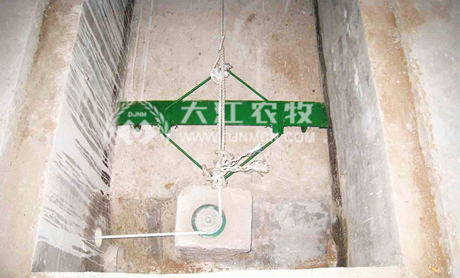 豬場自動清糞機轉(zhuǎn)角輪安裝現(xiàn)場圖片